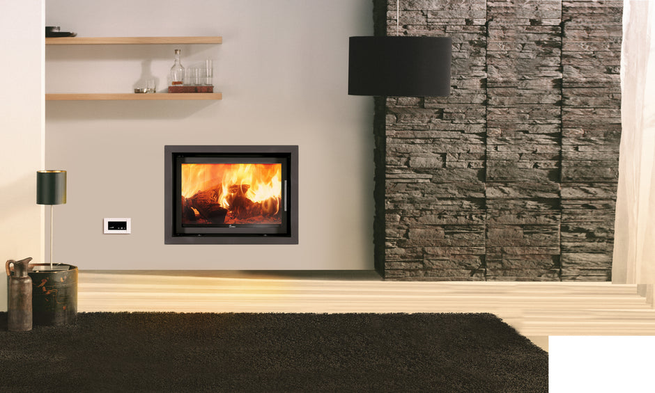 Lacunza INCA 80 – wood-burning steel fireplace with straight glass, dual combustion and modern design