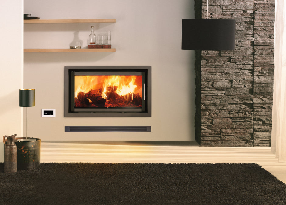 Lacunza INCA 100 – wood-burning steel fireplace with straight glass, double combustion and modern design